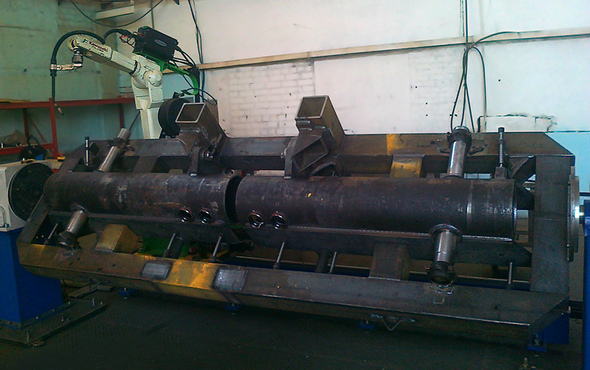 Traktorių elementų suvirinimo robotas